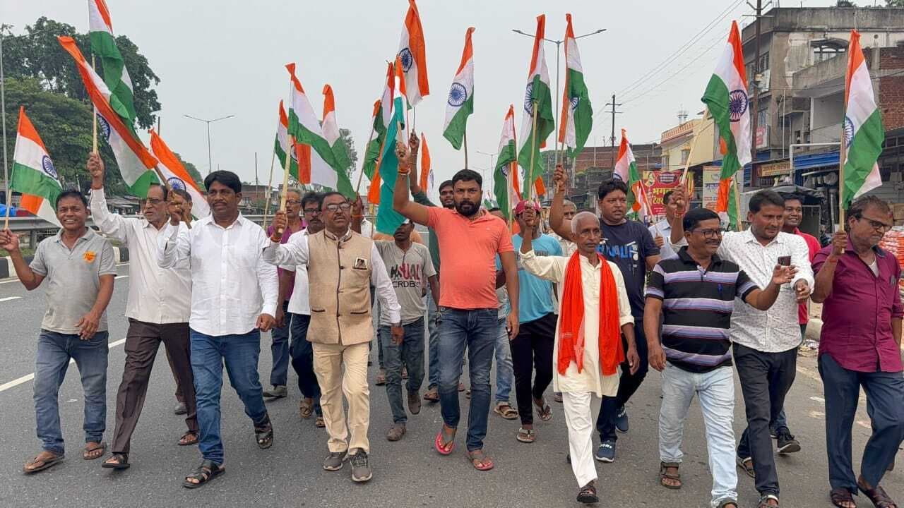 Dhanbad News : तोपचांची में भाजपा ने निकाली तिरंगा यात्रा