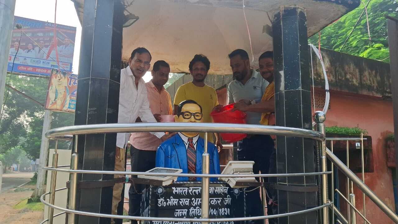 भाजपाइयों ने महापुरुषों के स्मारक स्थल की सफाई की