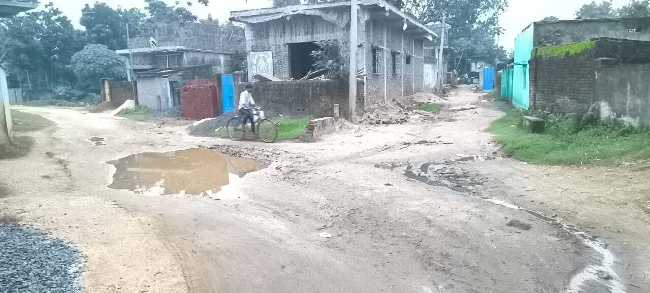 ग्रामीणों ने की जर्जर बिजली तार व सड़क दुरुस्त कराने की मांग