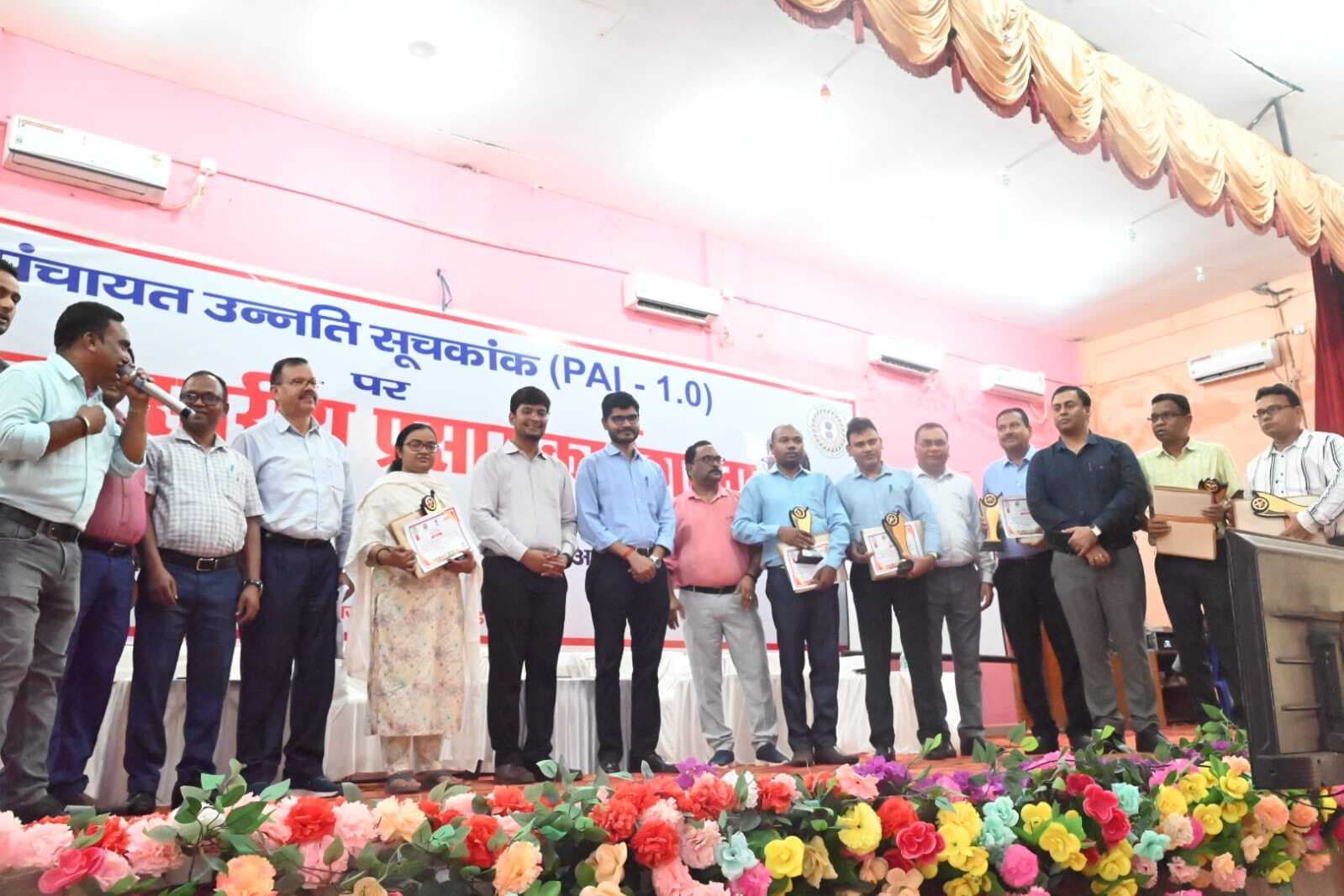 Deoghar News : पंचायतों के विकास से ही जिले एवं राज्य का विकास संभव : डीडीसी