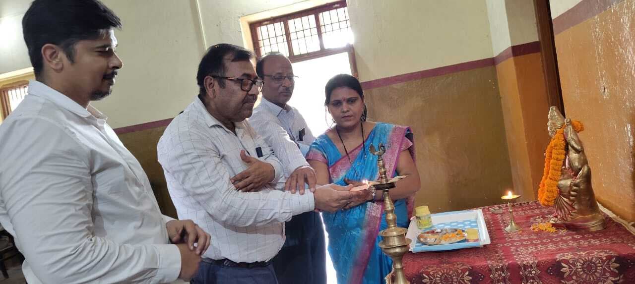 कविता पाठ, संगीत, कॉमेडी स्किट प्रस्तुत कर छात्रों ने मन मोहा