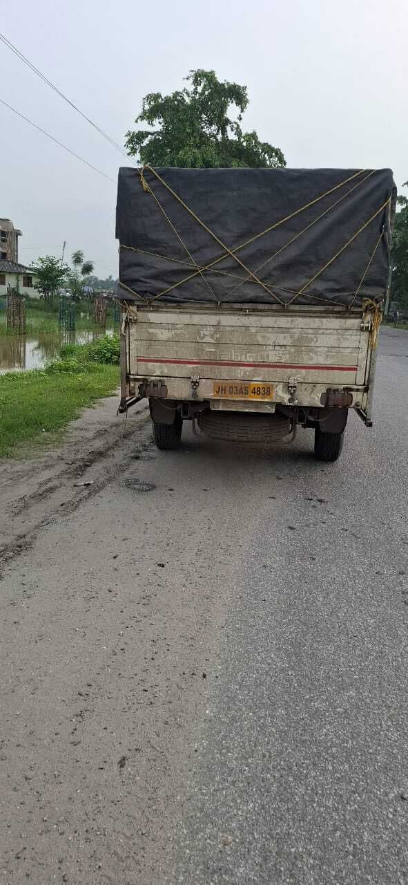 पुलिस ने दो पिकअप वैन से प्रतिबंधित थाई मांगुर मछली जब्त