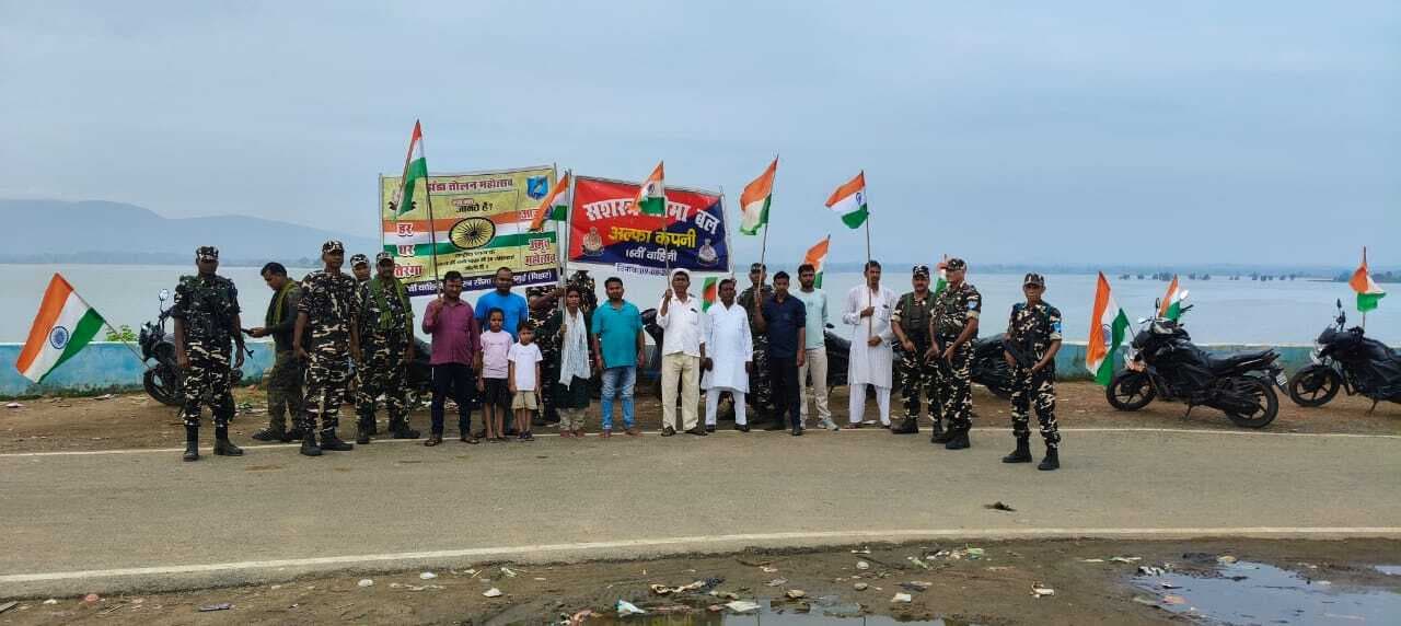 तिरंगा यात्रा को लेकर एसएसबी ने निकाली पैदल व मोटरसाइकिल रैली