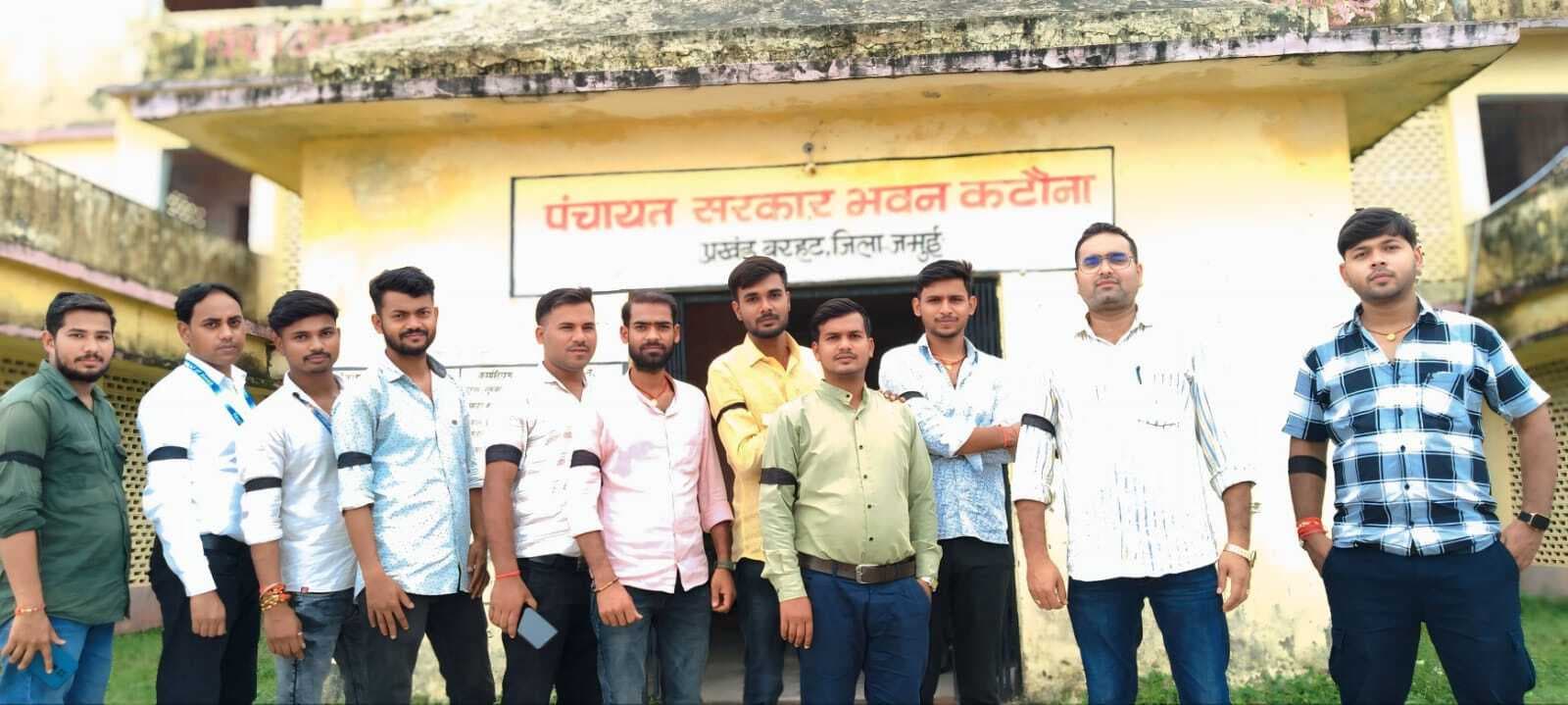 विशेष सर्वेक्षण कर्मियों ने काला बिल्ला लगा किया काम