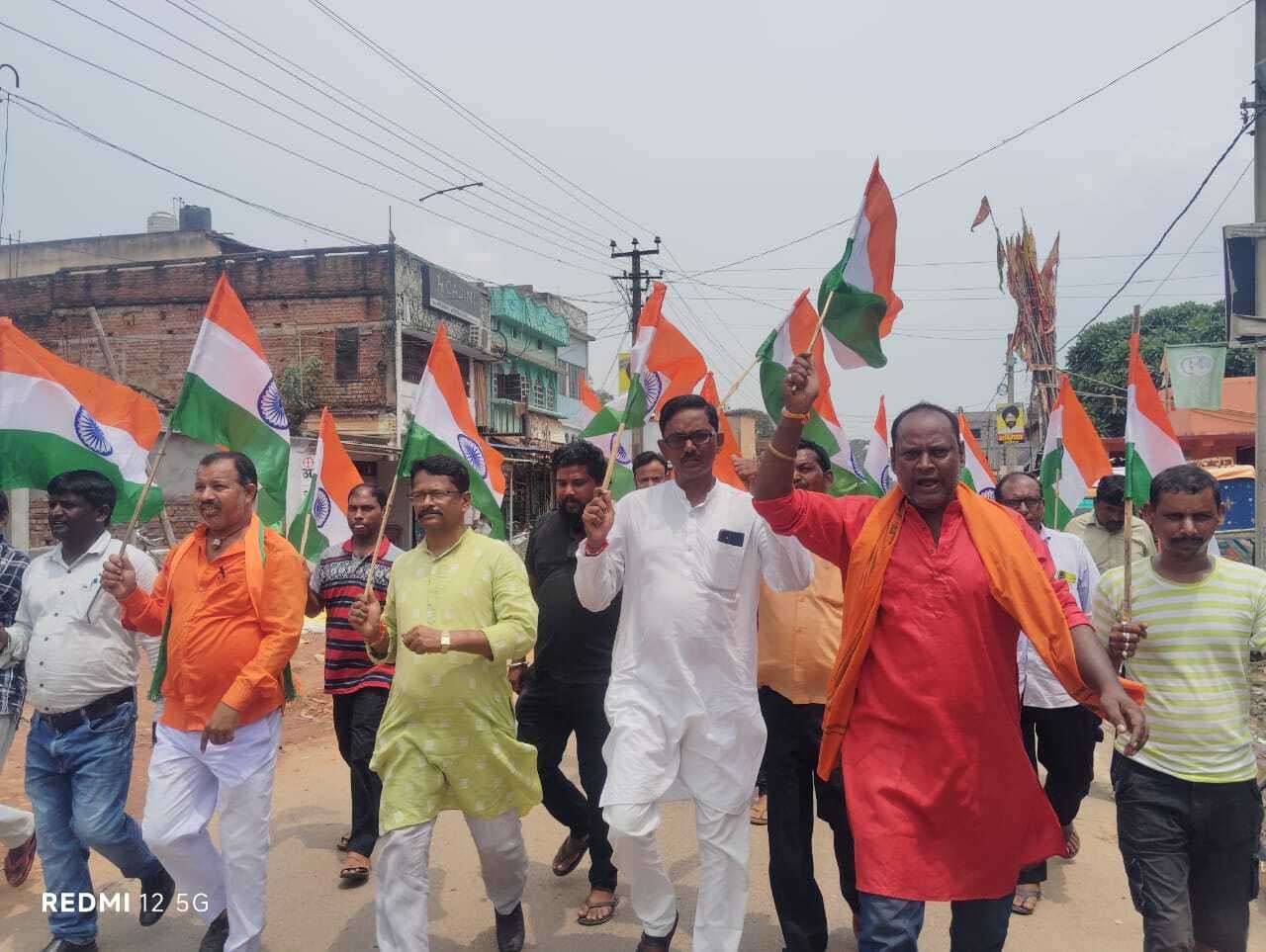 भारत माता की जय व वंदे मातरम के नारों के बीच भाजपा की तिरंगा यात्राएं निकली