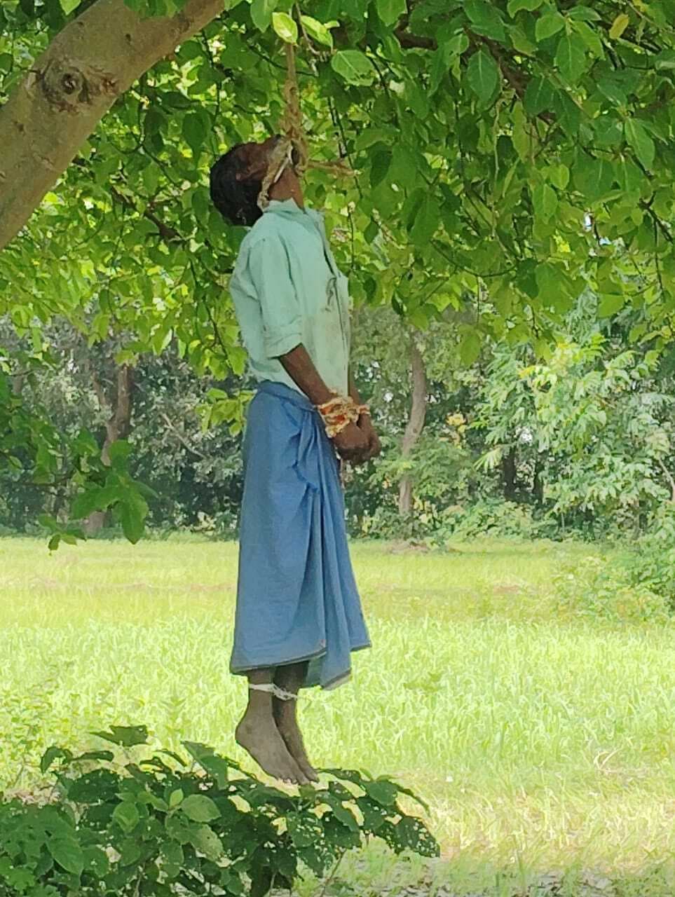 बेला कुठारी गांव के बाहर पेड़ से लटका मिला एक अज्ञात व्यक्ति का शव