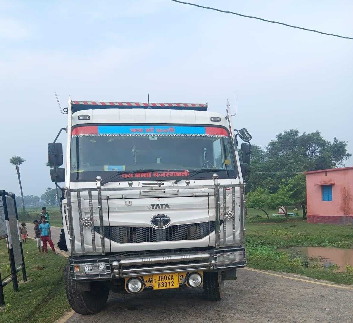 ओवरलोड वाहन के खिलाफ बाराहाट पुलिस की कार्रवाई, एक हाइवा जब्त