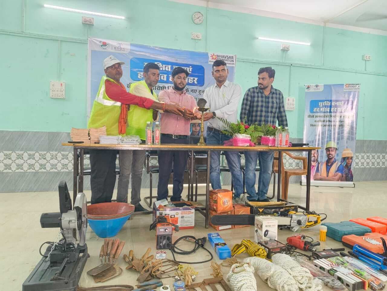 भूकंप रोधी भवन बनाने के लिए दिया गया प्रशिक्षण