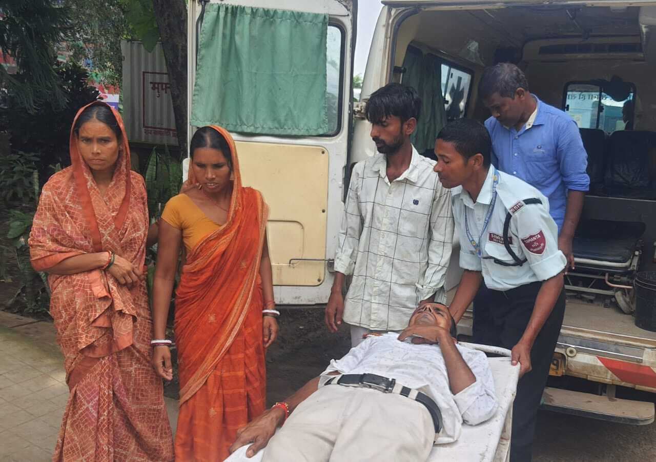 कार के धक्के से बाइक सवार युवक घायल, देवघर रेफर