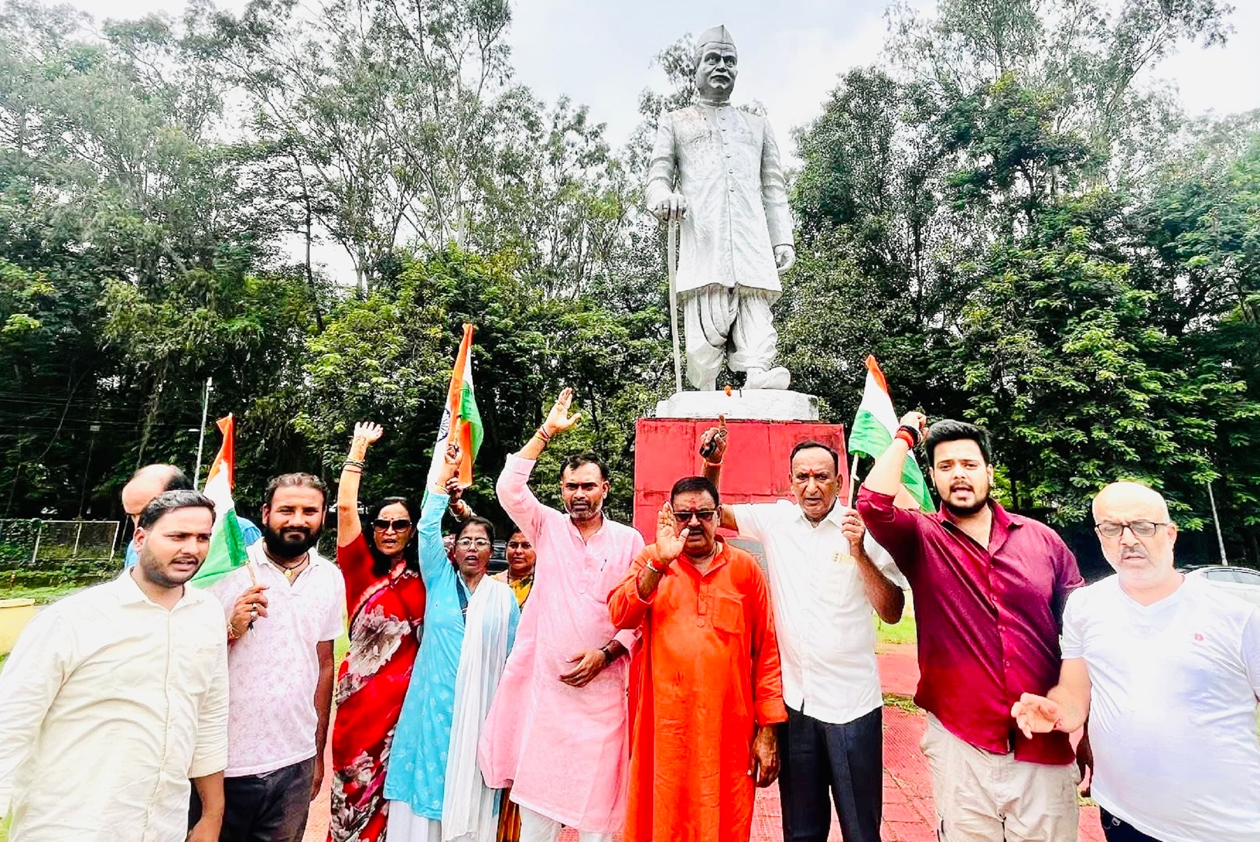 Bokaro News : भाजपा ने की महापुरुषों की प्रतिमा स्थल की साफ-सफाई व माल्यार्पण