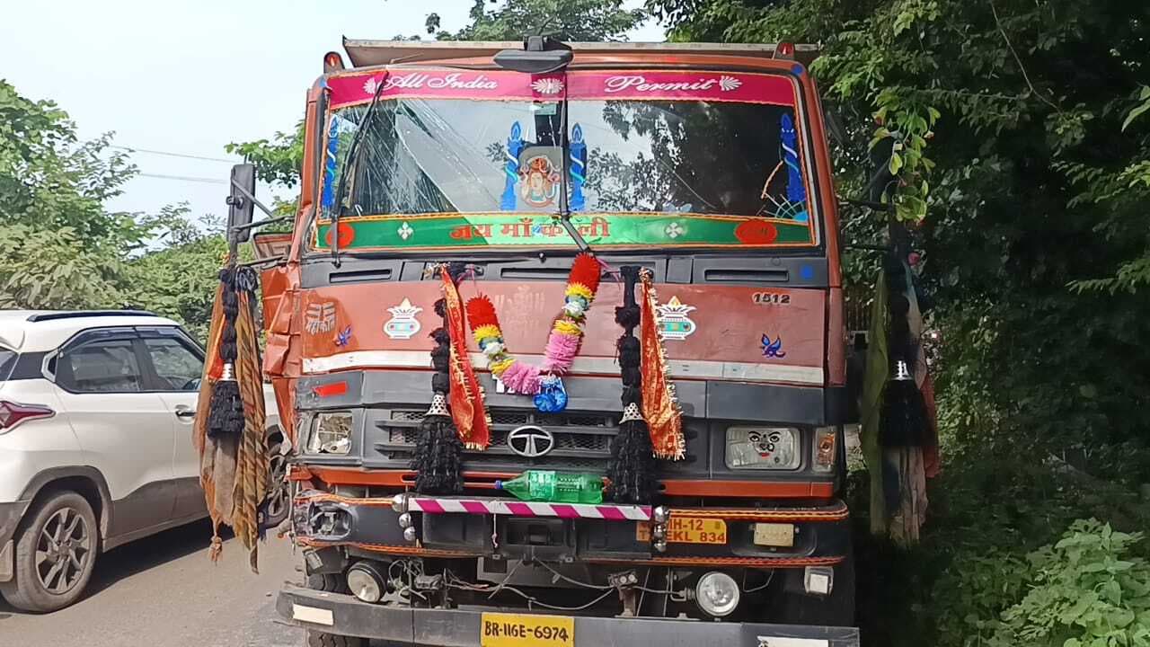 ट्रक व मिनी हाइवा के बीच आमने-सामने टक्कर, बाल-बाल बचे चालक