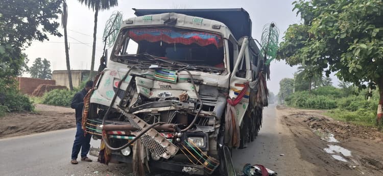 खड़े हाइवा से टकराया वाहन, कोई हताहत नहीं