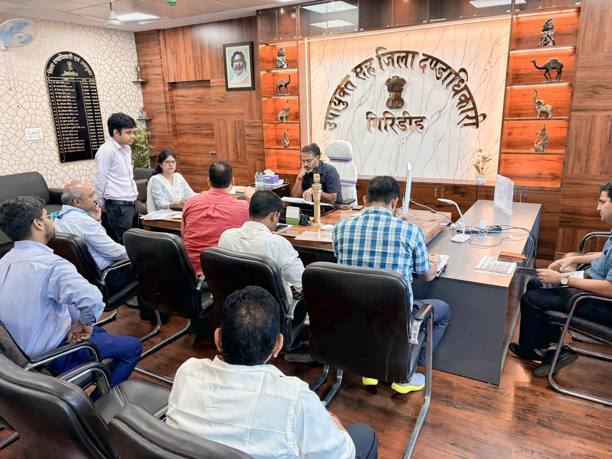 Giridih News: ठोस व तरल अपशिष्ट प्रबंधन को ले डीसी ने की बैठक