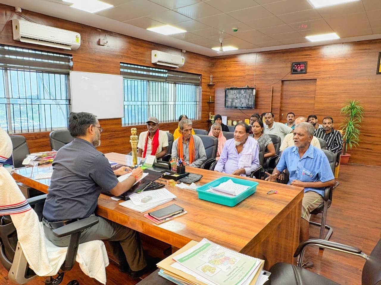 Giridih News: डीसी ने लगाया साप्ताहिक जनता दरबार, जांचोंपरांत कार्रवाई का निर्देश