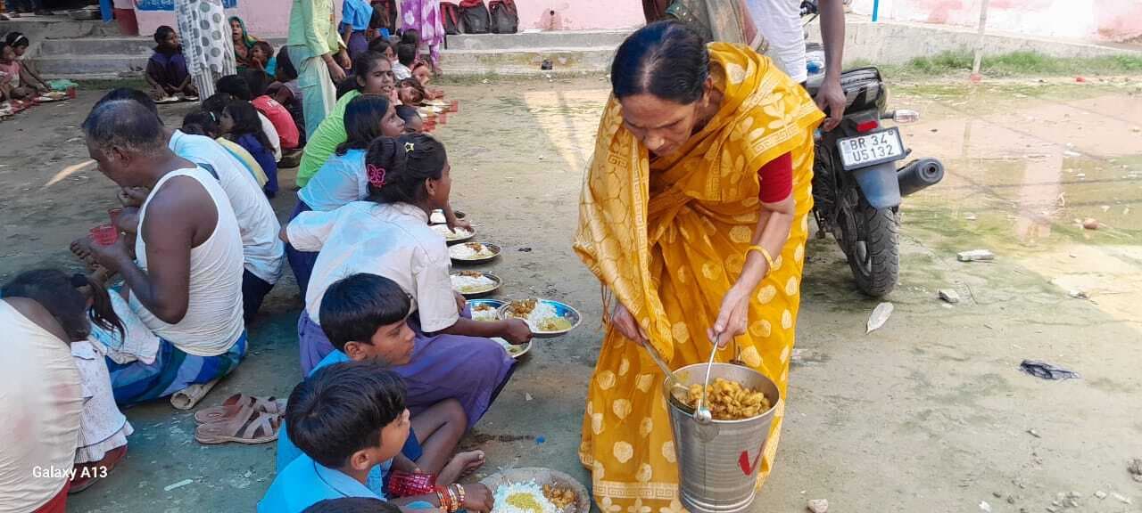 मटिहानी मानसी में सामुदायिक किचन का मुख्य पार्षद ने किया निरीक्षण, परोसा खाना