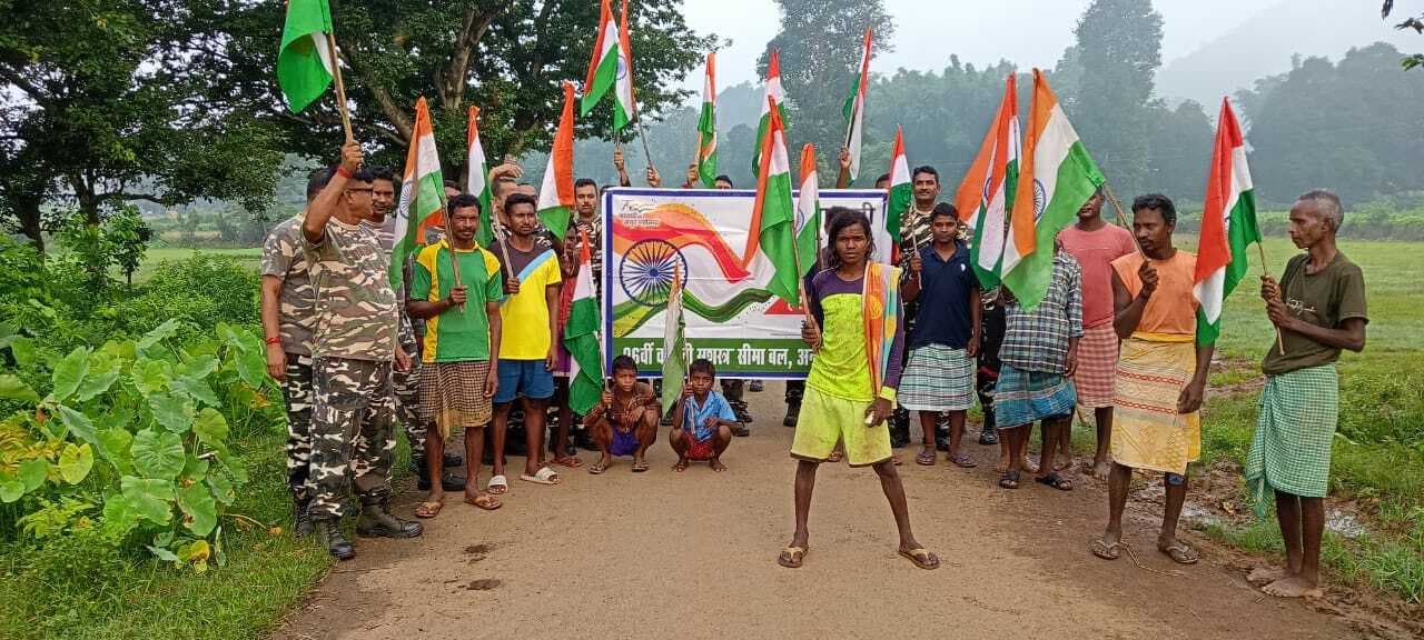 Seraikela Kharsawan News : एसएसबी जवानों ने ग्रामीणों संग निकाली तिरंगा यात्रा