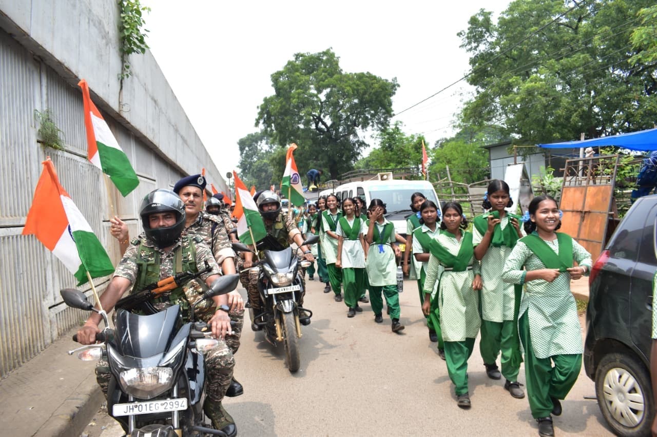 Chaibasa News : छात्राओं ने रैली निकाल दिया राष्ट्रभक्ति का संदेश