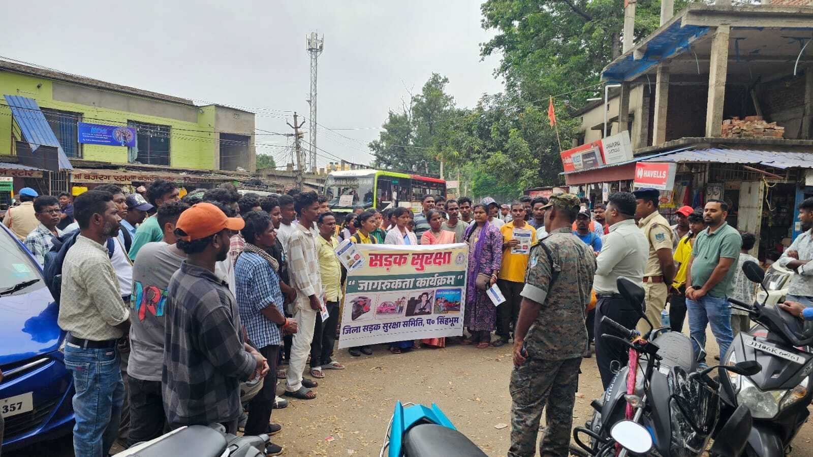 Chaibasa News : नियम तोड़ने वालों की काउंसेलिंग, बिना हेलमेट पर होगी सख्ती