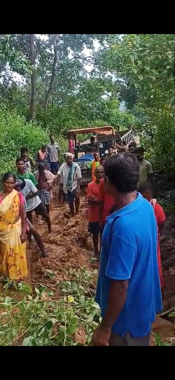 Chaibasa News : बंदगांव : 10 साल से पक्की सड़क व पुलिया की मांग कर रहे ग्रामीण