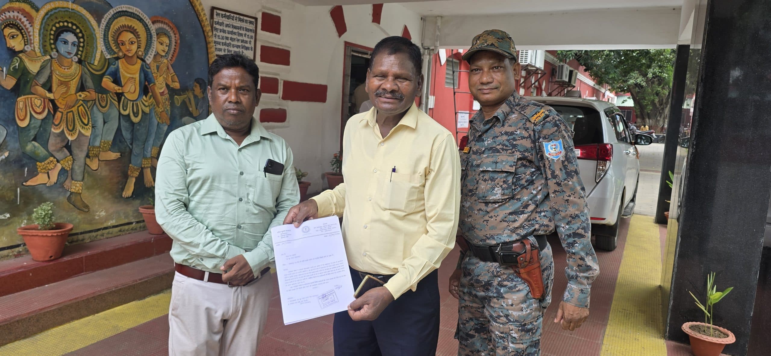 Chaibasa News : डीआरएम से जर्जर सड़कों को दुरुस्त करने की मांग