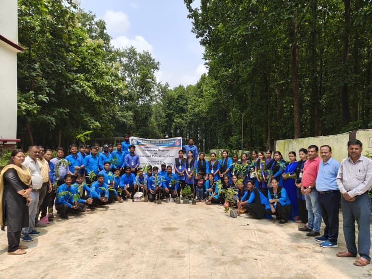 Giridih News: बीएड कॉलेज में एक पेड़ मां के नाम कार्यक्रम का आयोजन