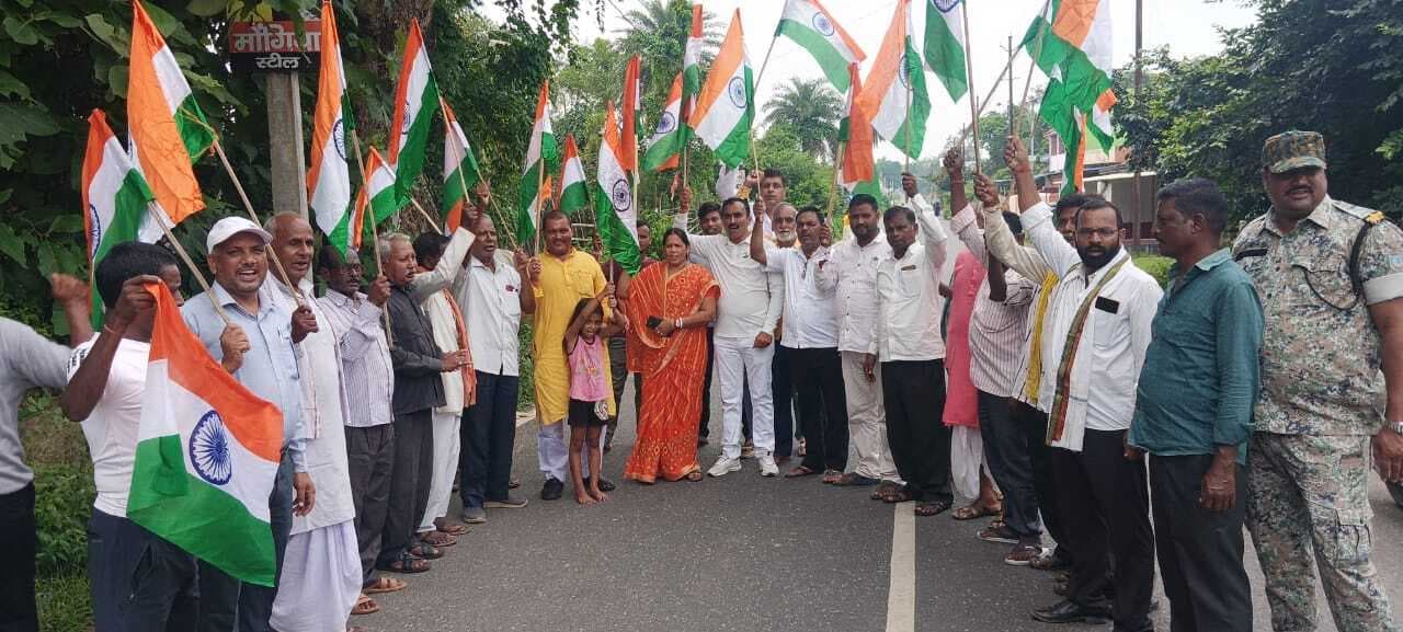 Giridih News: भाजपाइयों ने निकाली तिरंगा यात्रा
