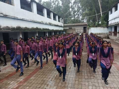 स्वतंत्रता दिवस की तैयारी को लेकर बच्चों ने किया परेड का अभ्यास