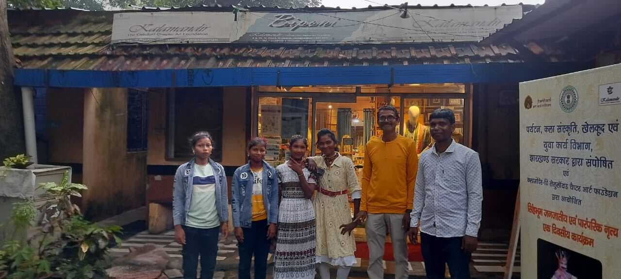 East Singhbhum News : गालूडीह के पांच लोक कलाकार दिल्ली रवाना, 15 अगस्त समारोह में भाग लेंगे