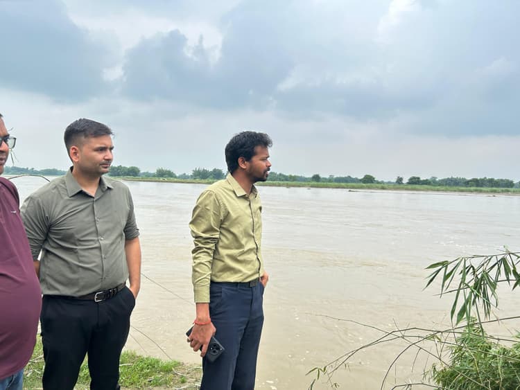 पथरगट्टी पंचायत में कटाव प्रभावित क्षेत्रों का डीएम ने लिया जायजा, बाढ़ नियंत्रण विभाग को त्वरित कार्यवाही के निर्देश