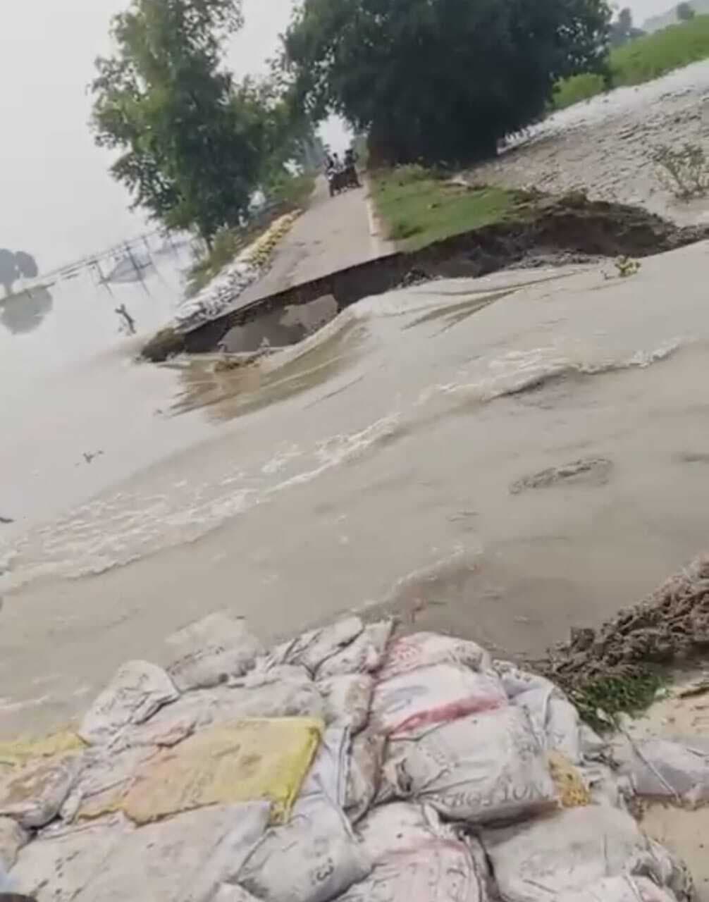 Bhagalpur news बाढ़ के पानी से सड़क टूटी, लाेगों को परेशानी