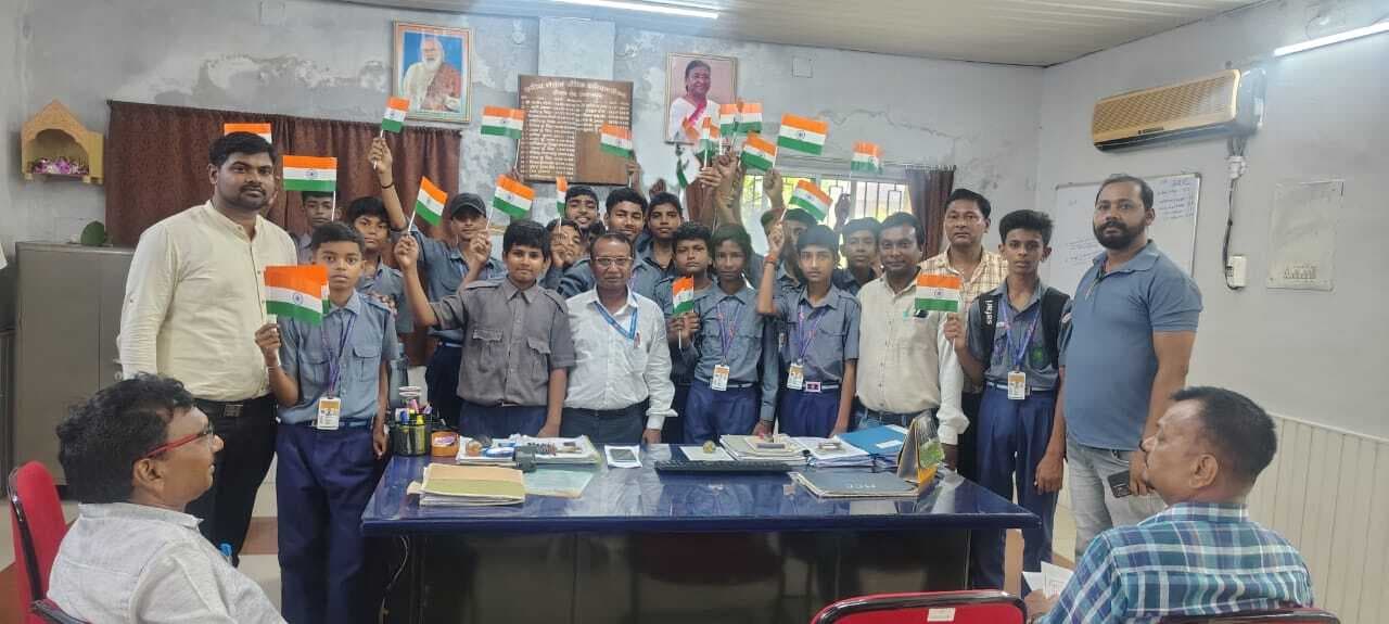 हर घर तिरंगा अभियान को लेकर पूर्व रेलवे इंटर स्कूल के बच्चों ने निकाली रैली