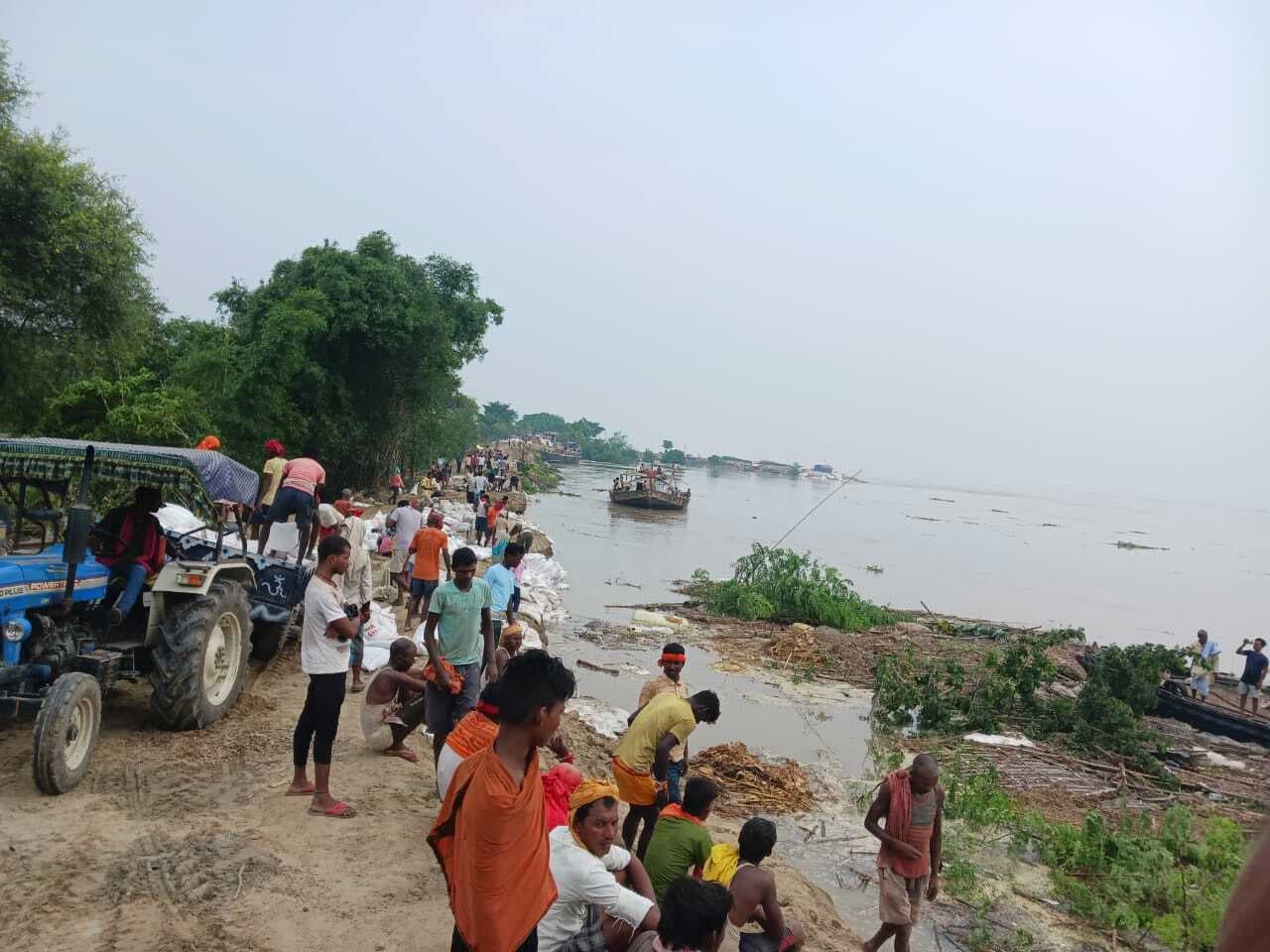 Bhagalpur news क्षतिग्रस्त तटबंध के रीस्टोर का कार्य जारी ,जलस्तर में कमी