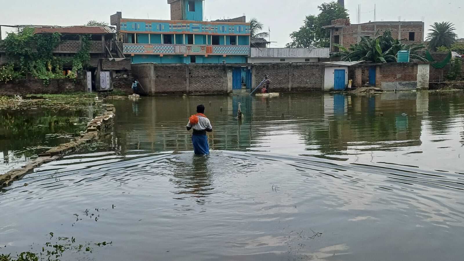 दो लाख की आबादी बाढ़ से परेशान, जनजीवन अस्त-व्यस्त