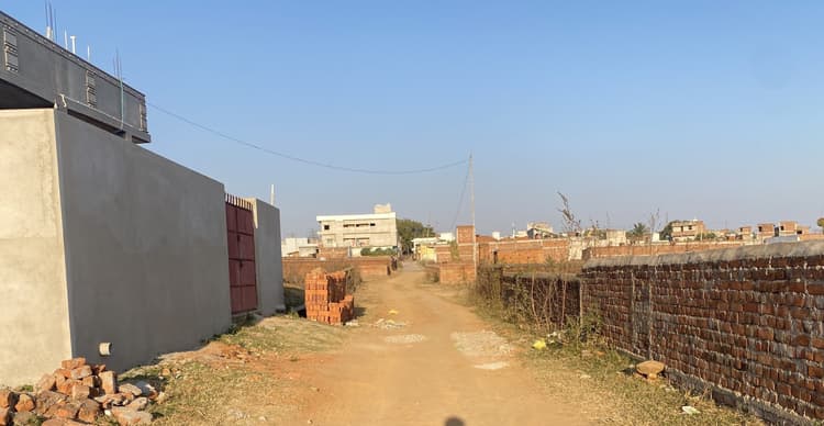 Giridih News: नगर निगम क्षेत्र में भी सड़कें कच्ची, बारिश में बढ़ीं मुश्किलें