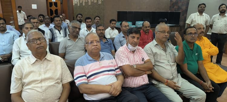 Giridih News: आयकर अधिकारी धनबाद इकाई ने किया आउटरीच सह जागरूकता कार्यक्रम