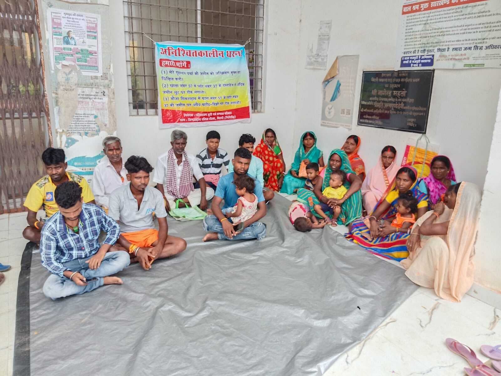 Giridih News: जमीन अतिक्रमण मुक्त नहीं कराने पर प्रखंड कार्यालय के समक्ष धरने पर बैठा परिवार