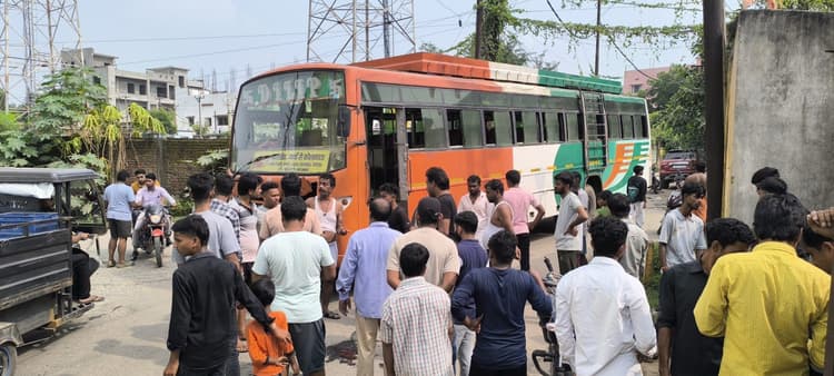 Giridih News: बक्सीडीह रोड पर बस की चपेट में आने से युवक गंभीर