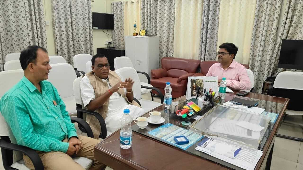 Giridih News: लचर बिजली व्यवस्था में सुधार को ले जीएम से मिले विधायक