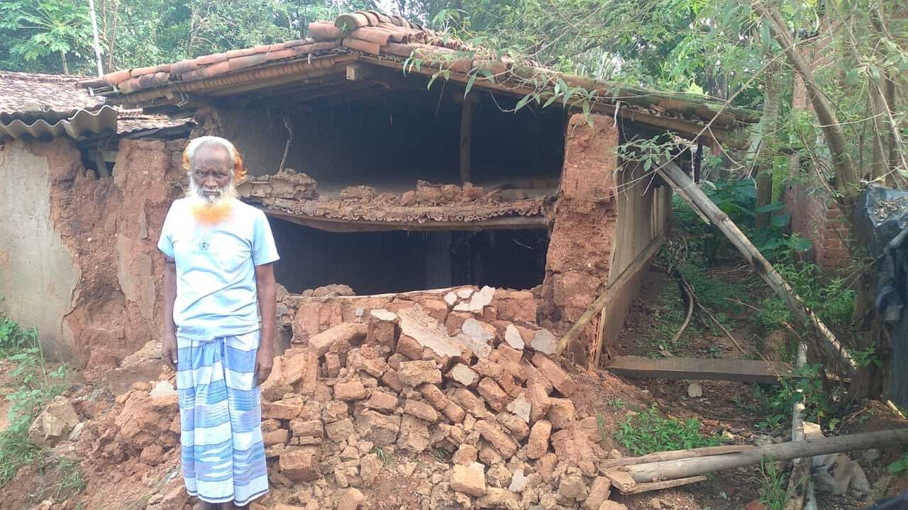 Giridih News: तेतरिया सलैडीह में लगातार बारिश से गिरा कच्चा मकान