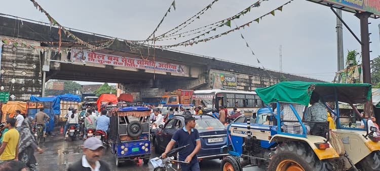ओवरब्रिज पर लग रहे जाम से राहगीर परेशान
