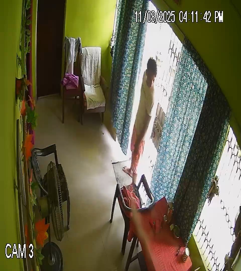 घर से मोबाइल व नकद 12 हजार रुपये की चोरी