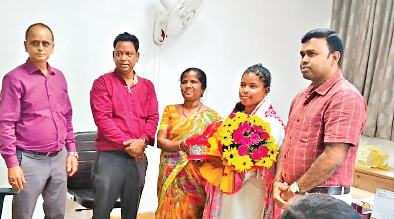 Ranchi News : ट्रिपल आइटी तक का सफर तय करने पर सविता कच्छप को किया सम्मानित
