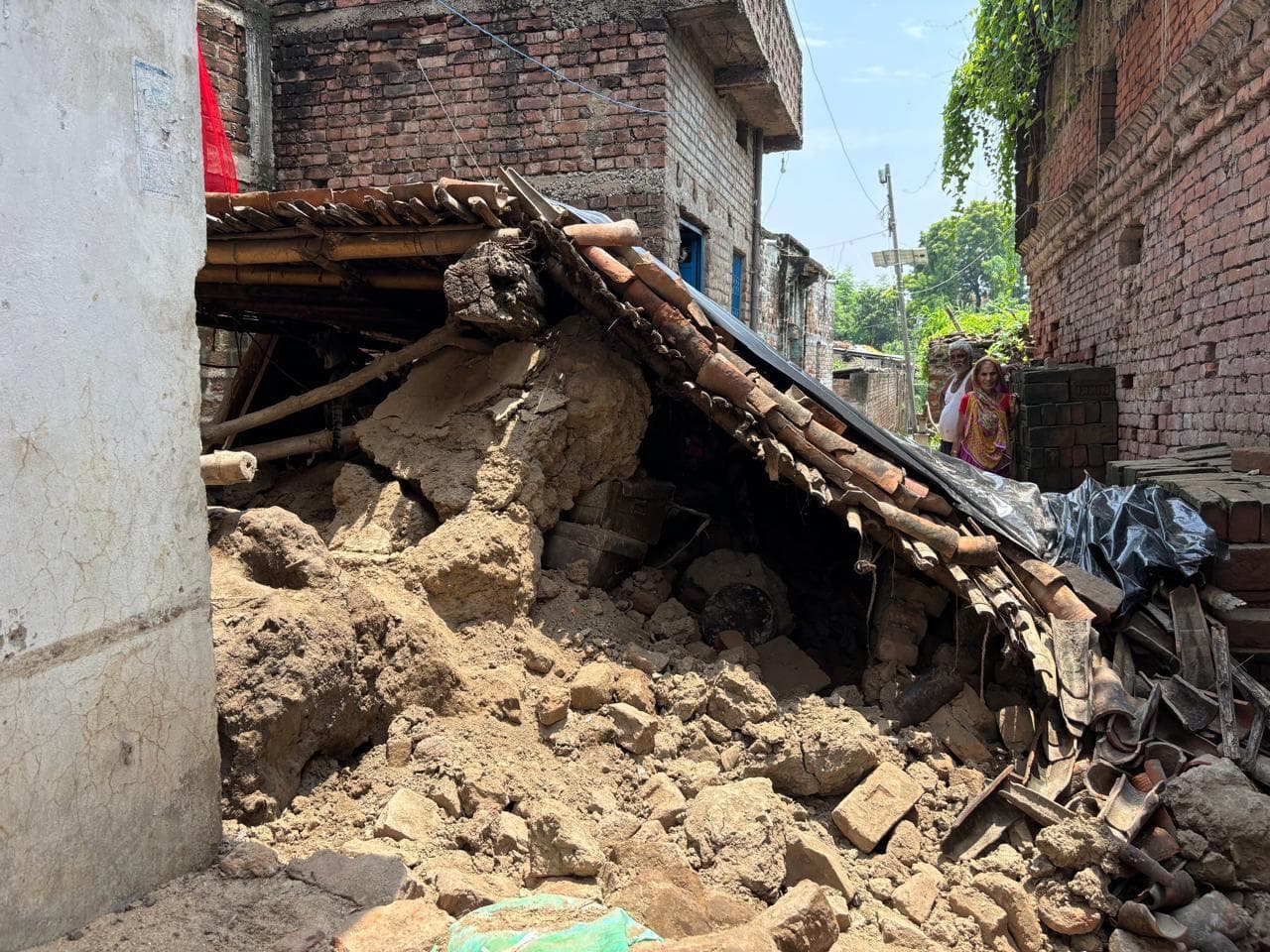 मोकामा मेें मिट्टी का घर गिरा बच्ची की मौत, तीन लोग घायल