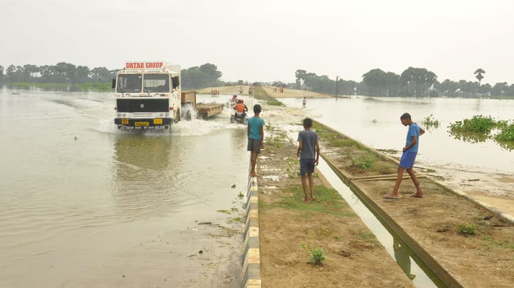 Bhagalpur News: मुंगेर-मिर्जाचौकी फोरलेन पर चढ़ा बाढ़ का पानी, प्लानिंग में खामी उजागर