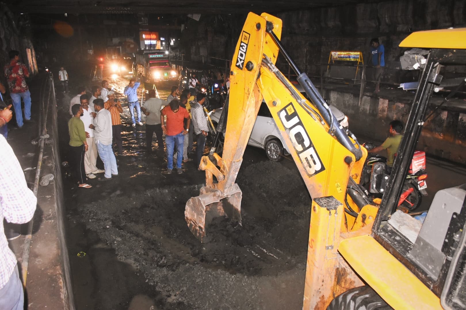 Dhanbad News : गया पुल अंडरपास पर देर रात शुरू हुआ पेवर ब्लॉक बिछाने का काम