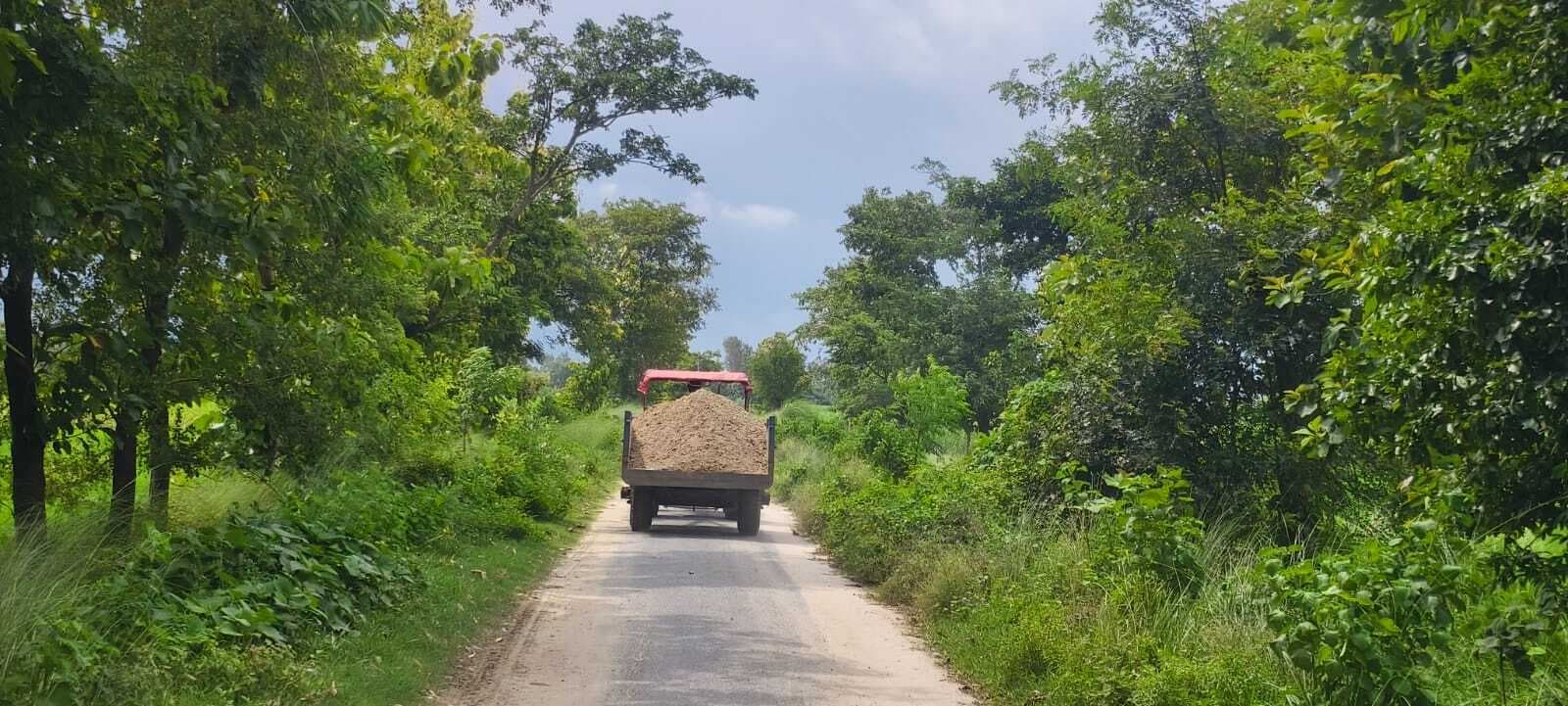 Bettiah : थरूहट के विभिन्न नदी घाटों से धड़ल्ले से हो रहा बालू का अवैध खनन व परिवहन