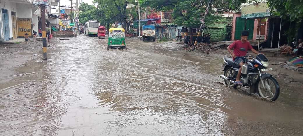 Saran News : नेहरू चौक रोड में छह साल से जलजमाव बनी स्थायी समस्या, लोग परेशान