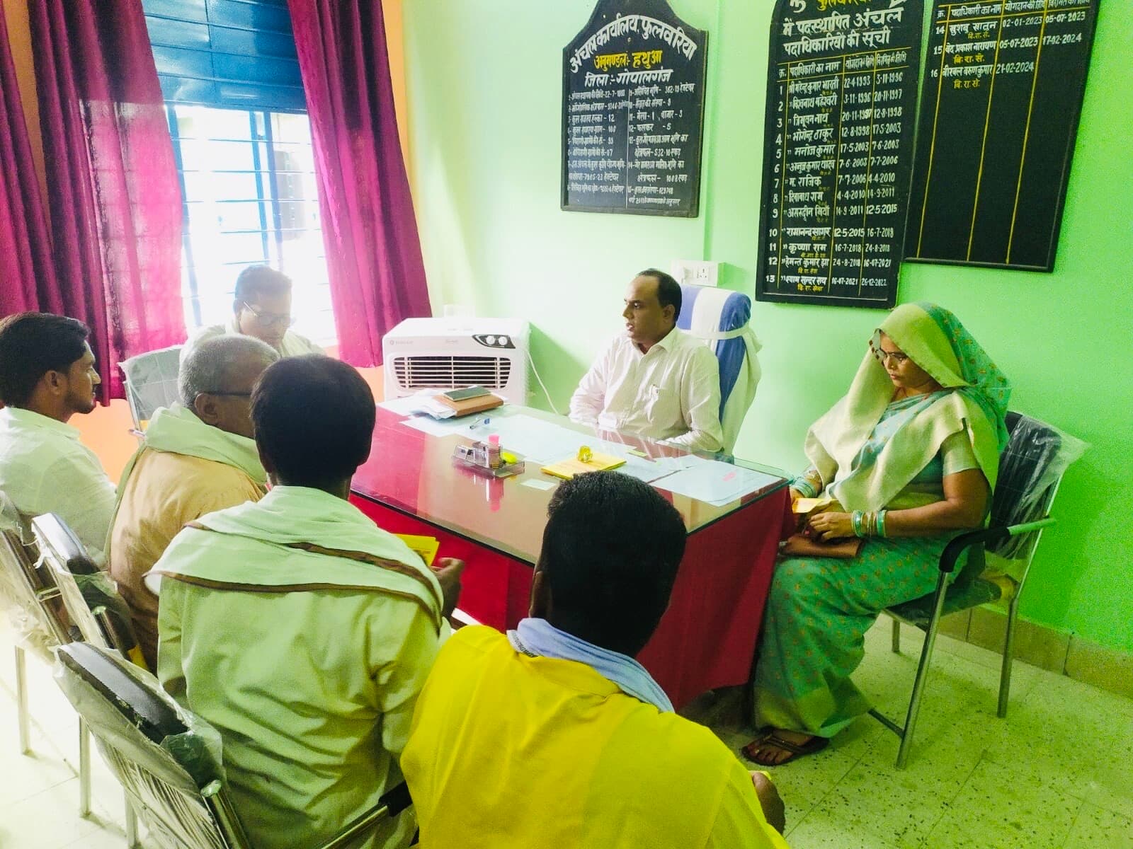 फुलवरिया में राजस्व महाअभियान को लेकर सीओ ने जनप्रतिनिधियों के साथ की बैठक