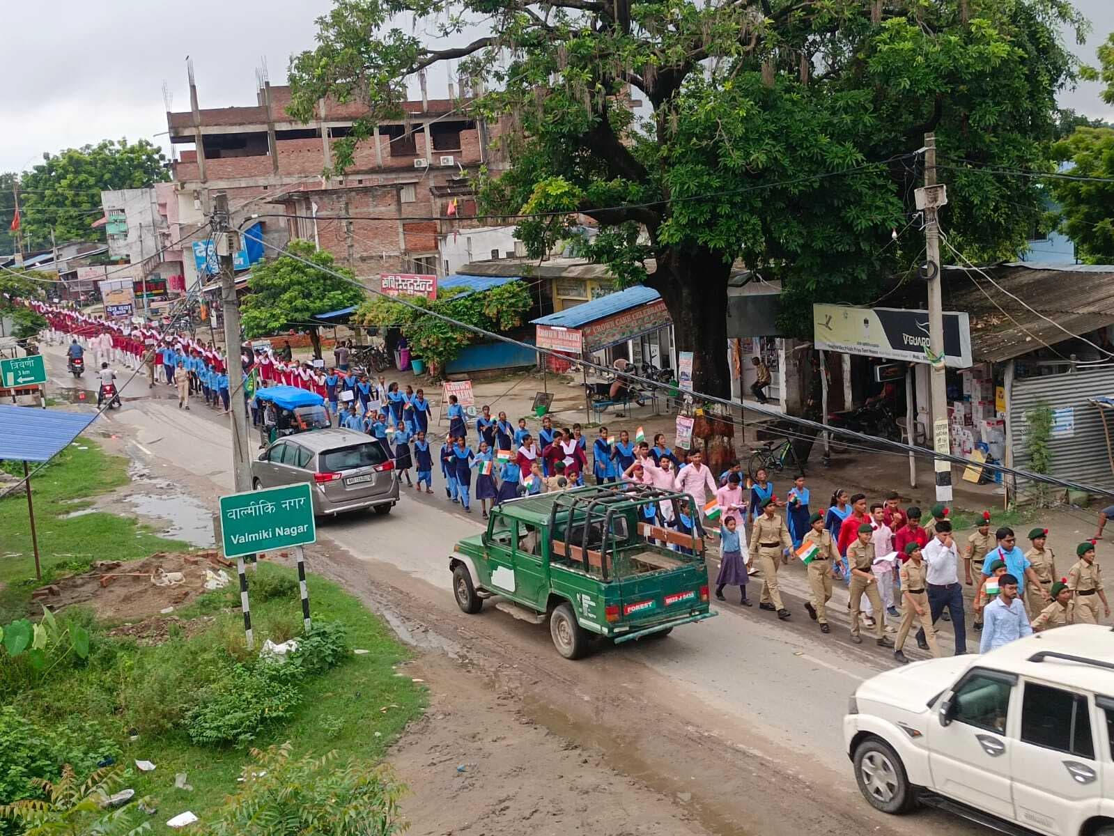Bettiah : आजादी के अमृत महोत्सव पर छात्रों ने निकाली प्रभात फेरी
