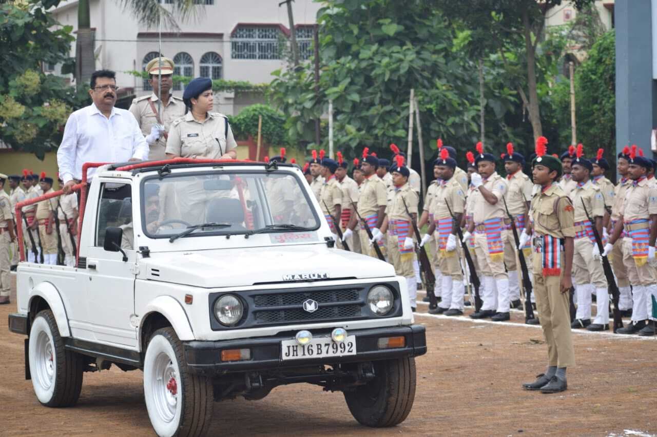 एसपी-डीडीसी ने परेड के पूर्वाभ्यास का किया निरीक्षण, तिरंगे को दी सलामी
